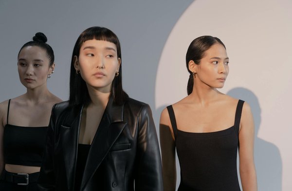 Réinventez votre trench-coat en PVC : les secrets du style avant-gardiste à adopter absolument !